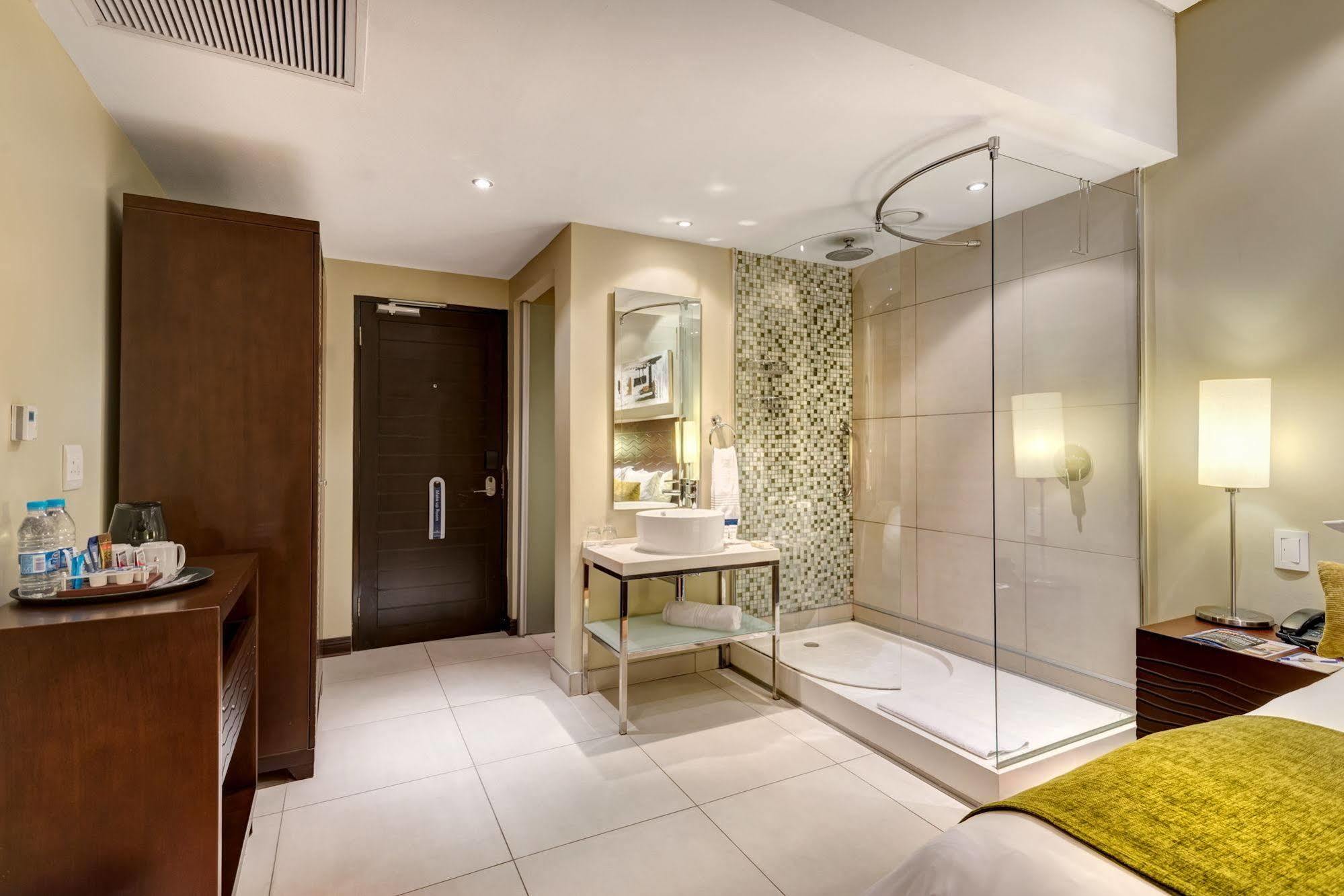 קמפטון פארק Protea Hotel By Marriott Transit O.R. Tambo Airport מראה חיצוני תמונה